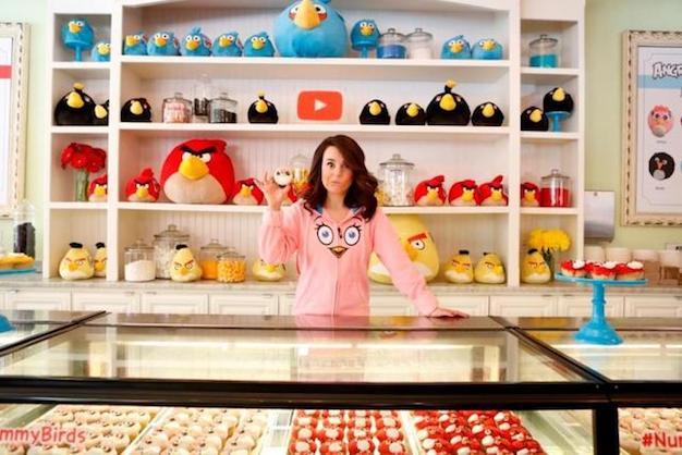 Rosanna-Pansino-holding-a-cupcake-at-Little-Cupcake-BakeShop-Angry-Birds-Youtube-Event-thumb-640xauto-159.jpg